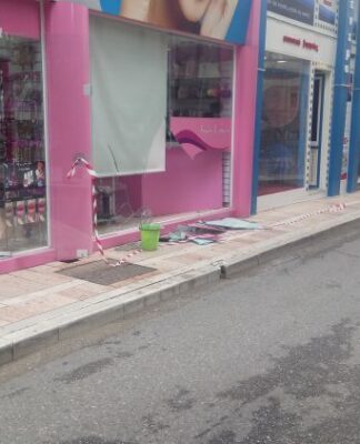Αγρίνιο: Εισβολή αυτοκινήτου σε κατάστημα – Πάγωσαν οι υπεύθυνοι και οι πελάτες στην είσοδο