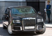 Η "συνοδεία" του Πούτιν που έκλεψε την παράσταση. Η ολοκαίνουρια λιμουζίνα – κτήνος του τσάρου