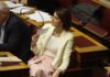 Αναδοχή από ομόφυλα ζευγάρια: Η Μάρκου εισηγήθηκε την καταψήφιση, αλλά τελικά υπερψήφισε το νομοσχέδιο. Έντονη δυσφορία στη ΝΔ