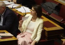 Αναδοχή από ομόφυλα ζευγάρια: Η Μάρκου εισηγήθηκε την καταψήφιση, αλλά τελικά υπερψήφισε το νομοσχέδιο. Έντονη δυσφορία στη ΝΔ