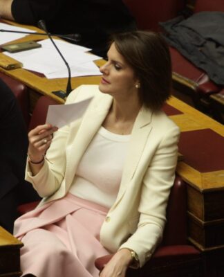 Αναδοχή από ομόφυλα ζευγάρια: Η Μάρκου εισηγήθηκε την καταψήφιση, αλλά τελικά υπερψήφισε το νομοσχέδιο. Έντονη δυσφορία στη ΝΔ