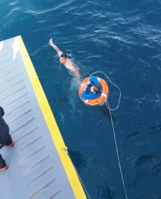 Γυναίκα στη θάλασσα. Καρέ καρέ η διάσωση της από το "Άγιος Νεκτάριος Αίγινας"
