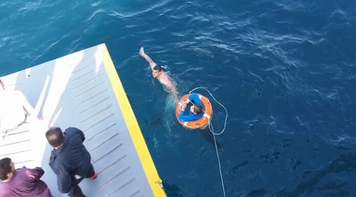 Γυναίκα στη θάλασσα. Καρέ καρέ η διάσωση της από το "Άγιος Νεκτάριος Αίγινας"