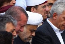 "Λύγισε" ο "σκληρός" Ερντογάν. Του έδειξαν φωτογραφία με τη μητέρα του