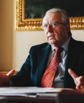 Μπαμπινιώτης: «Το σχολείο είναι άχρηστο. Τα παιδιά το τελειώνουν και δεν θυμούνται τίποτα»