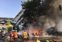 Μακελειό στην Ινδονησία. Τουλάχιστον οκτώ οι νεκροί από βομβιστικές επιθέσεις σε τρεις εκκλησίες. Συγκλονιστικές εικόνες