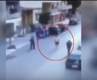 Καλαμάτα: Η στιγμή της επίθεσης με μαχαίρι σε αστυνομικούς – Βίντεο ντοκουμέντο