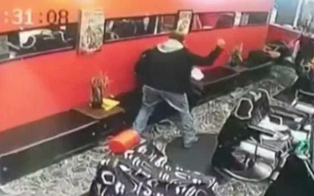 Βίντεο – φρίκη. "Μπούκαρε" στο κομμωτήριο που ήταν η γυναίκα του και την κατέσφαξε με ένα κατσαβίδι