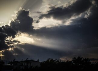 Καιρός: Ζέστη, βροχές και καταιγίδες.