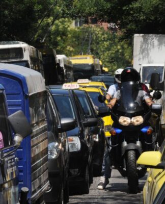 Κίνηση – κόλαση στους δρόμους – Αδιάβατο το κέντρο και το μεσημέρι από τις συγκεντρώσεις