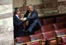 Ακροβατικά Καραμανλή για να φτάσει στα πίσω έδρανα