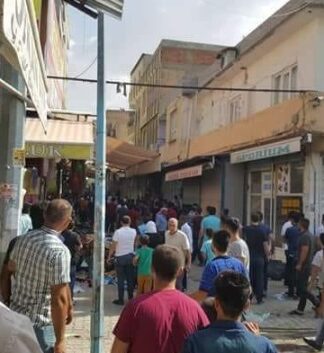 Οργή Ερντογάν για την αιματοβαμμένη προεκλογική συγκέντρωση στο Σουρούτς – Κατηγορεί HDP και PKK – Σκληρές εικόνες