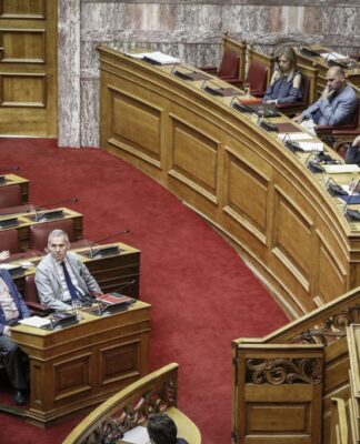 "Σκοτωμός" Μπακογιάννη – Κοτζιά στην Βουλή για τα… πτυχία τους