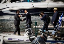 Πρέσπες: Έτσι υποδέχτηκε τον Ζάεφ ο Αλέξης Τσίπρας – Τα στιγμιότυπα που μαγνήτισαν τα βλέμματα