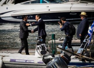 Πρέσπες: Έτσι υποδέχτηκε τον Ζάεφ ο Αλέξης Τσίπρας – Τα στιγμιότυπα που μαγνήτισαν τα βλέμματα