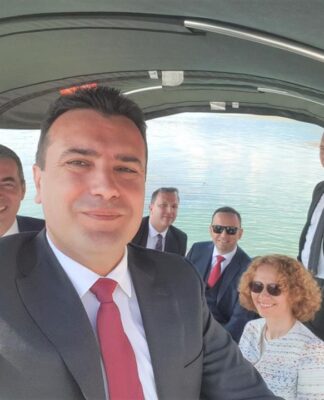 Πρέσπες: Η selfie του Ζόραν Ζάεφ και η ατάκα για "Μακεδονικές επιτυχίες" – Χαμόγελα ευτυχίας στο σκάφος