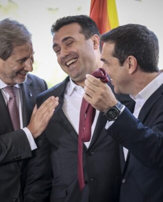 Η απάντηση Τσίπρα στην… προσφορά γραβάτας από τον Ζάεφ