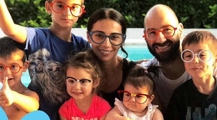 Η Χοψονίδου έγινε 35 και έσβησε τούρτα μαζί με τον Σπανούλη και τα 5 παιδιά τους