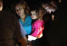 Σπαρακτικό βίντεο – Κλαίνε παιδιά που τα χωρίζουν από τους γονείς στα σύνορα ΗΠΑ – Μεξικού
