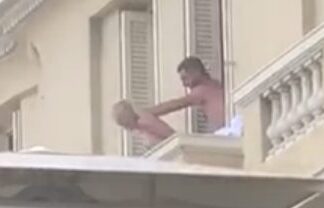 Απίστευτο. Ασυγκράτητο ζευγάρι έκανε έρωτα στο μπαλκόνι μπροστά σε όλους