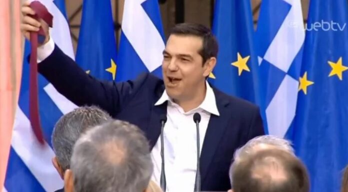 Ο Τσίπρας έκανε σόου και πέταξε στο τέλος την γραβάτα