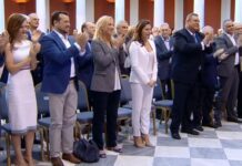 Το νεύμα – Όταν η Μπέτυ Μπαζιάνα "πάγωσε" με την ατάκα του Αλέξη Τσίπρα. Συγκινημένη, σταμάτησε να χειροκροτά