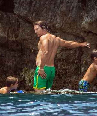 Κορμί «φέτες» στα 48 του ο Matthew McConaughey – Βουτιές με την οικογένειά του