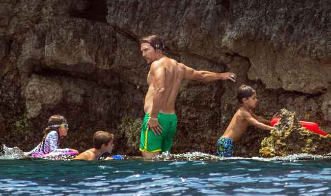 Κορμί «φέτες» στα 48 του ο Matthew McConaughey – Βουτιές με την οικογένειά του