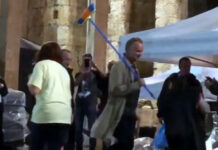 Και όμως! Είναι ο Sting και βγήκε με τη σκούπα για να μαζέψει τα νερά από τη βροχή στο Ηρώδειο!