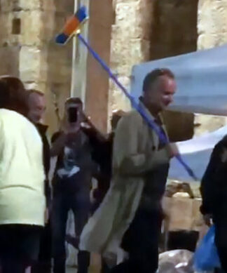 Και όμως! Είναι ο Sting και βγήκε με τη σκούπα για να μαζέψει τα νερά από τη βροχή στο Ηρώδειο!