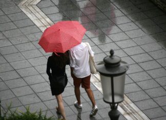 Καιρός: Κυριακή για… σπίτι με βροχές και καταιγίδες.