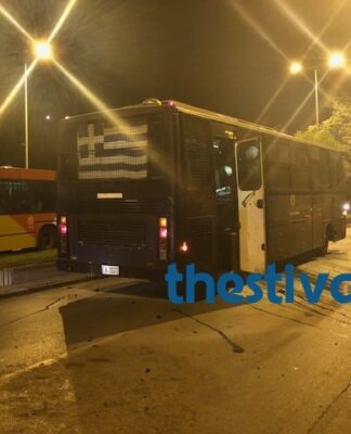 Θεσσαλονίκη: "Βροχή" από μολότοφ σε λεωφορείο των ΜΑΤ. "Δεχτήκαμε δολοφονική επίθεση"