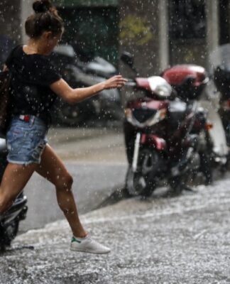 Καιρός: Καλοκαίρι στα «χαρτιά» – Η Νεφέλη φέρνει καταιγίδες, χαλάζι και… ζακέτα.