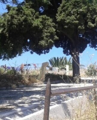 Ρομά άπλωσαν μπουγάδα στα τείχη της Παλιάς πόλης της Ρόδου