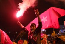 Ατελείωτο πάρτυ από τους οπαδούς του Ερντογάν. Καπνογόνα, σημαίες και δάκρυα.