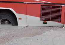 Θεσσαλονίκη: Η στιγμή που δρόμος "καταπίνει" λεωφορείο των ΚΤΕΛ – Η καθίζηση που τρόμαξε τους επιβάτες