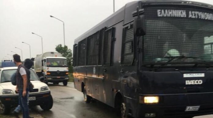 Κέρκυρα: Μπροστά οι κλούβες των ΜΑΤ και πίσω τα σκουπιδιάρικα – Μεγάλη επιχείρηση της αστυνομίας