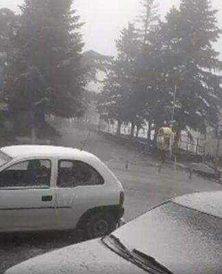 Λάρισα: Απίστευτο αλλά στην Ελασσόνα έριξε χιόνι – Η κακοκαιρία, τα προβλήματα και η εικόνα που σαρώνει το διαδίκτυο