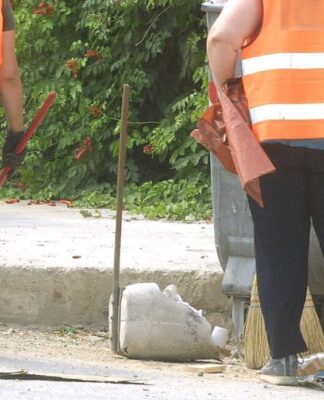 Στο νοσοκομείο καθαρίστρια στη Θεσσαλονίκη που της έπεσε οξύ στο πρόσωπο. Είναι μητέρα τεσσάρων παιδιών.