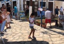 Κορίτσι χορεύει το ζεϊμπέκικο της Ευδοκίας στο Καστελόριζο καλύτερα και από ενήλικα