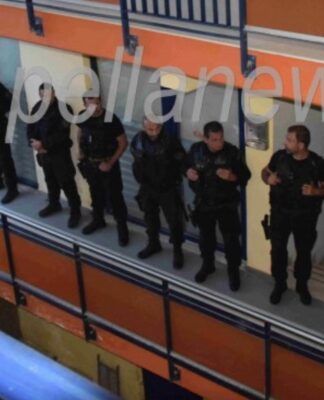 8 πάνοπλοι αστυνομικοί φύλασσαν το γραφείο του βουλευτή ΣΥΡΙΖΑ Πέλλας Γιάννη Σηφάκη