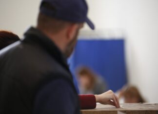 Δημοσκόπηση με 8 μονάδες διαφορά και εκπλήξεις στην… ουρά