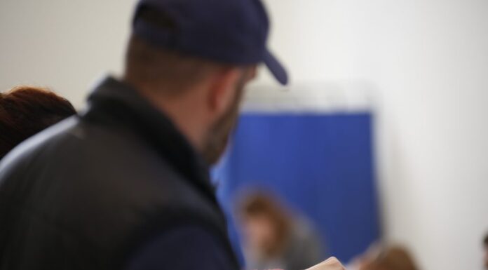 Δημοσκόπηση με 8 μονάδες διαφορά και εκπλήξεις στην… ουρά