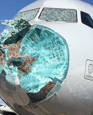 Τρόμος στον αέρα και αναγκαστική προσγείωση. Το χαλάζι τσάκισε το αεροπλάνο.