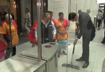 Έπεσε ο καφές του Ολλανδού πρωθυπουργού και σφουγγάρισε μόνος του