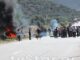 Άμφισσα: Ρομά έστησαν οδοφράγματα και έβαλαν φωτιά μετά την κηδεία της 13χρονης