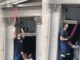 Πυροσβέστες απεγκλώβισαν άτυχο χελιδόνι στο κέντρο της Αθήνας
