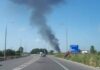 Μανωλάδα: Μεγάλη φωτιά σε καταυλισμό εργατών – Ένα σύννεφο καπνού πάνω από την εθική οδό – Ακούστηκαν εκρήξεις