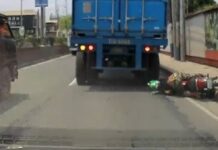 Φορτηγό πατάει το κεφάλι αναβάτη ο οποίος έζησε γιατί φορούσε κράνος