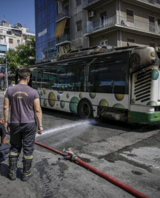 Κάτω Πατήσια: Εικόνες σοκ. Λεωφορείο τυλίχθηκε στις φλόγες